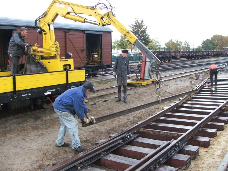 2009-09-30, Museumsbahn Weichenbau47.JPG